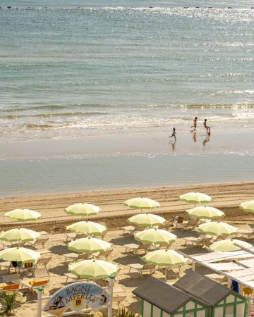 Una spiaggia intima, con tutti i servizi