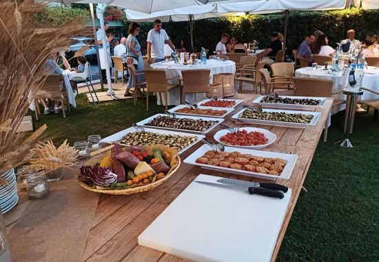 Cena marchigiana in giardino